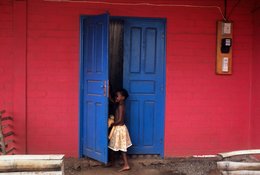 Archipel-des-Comores;-Couleurs;-Enfant;-Fillette;-France;-Kaleidos;-Kaleidos-images;-La-parole-à-limage;-Laurent-Abad;-Mayotte;-Mur-rouge;-Océan-Indien;-Porte-bleue;-Portrait;-Stories-Pictures